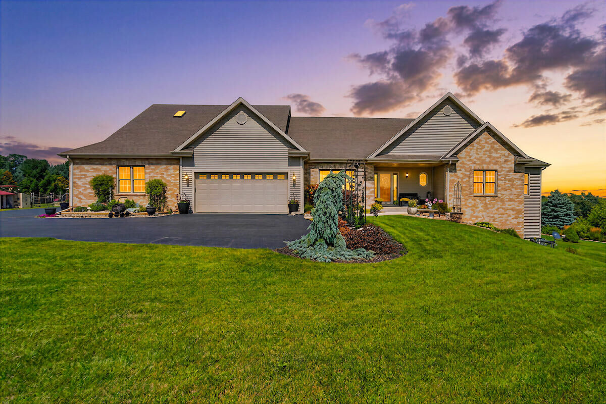 Property Photo:  2266 Powder Hill Rd  WI 53027 