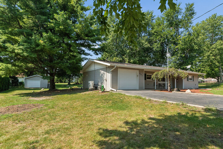 Property Photo:  