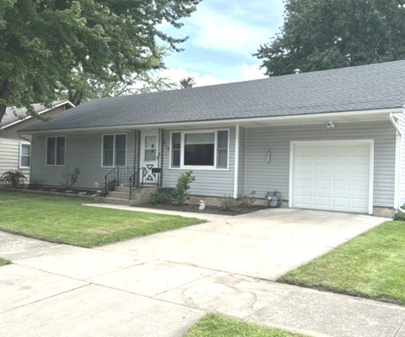 Property Photo:  917 E Jefferson Street  IL 60450 