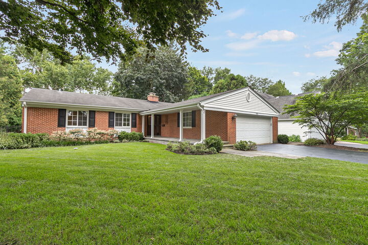 Property Photo:  433 W Sheridan Place  IL 60044 