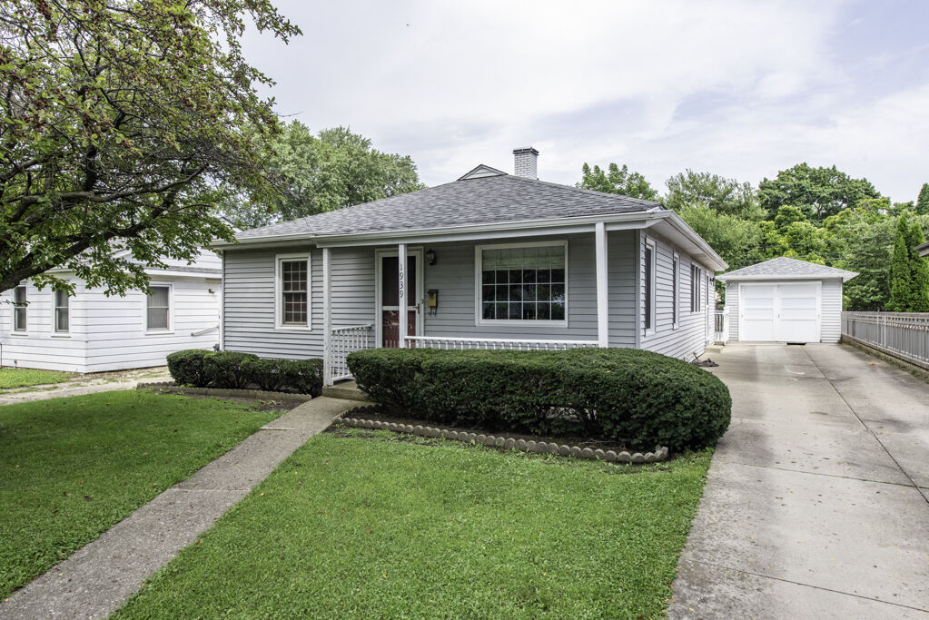 Property Photo:  1939 Chestnut Street  IL 60087 