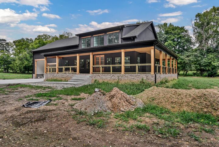 Property Photo:  1046 Indian Creek Rd  TN 37051 