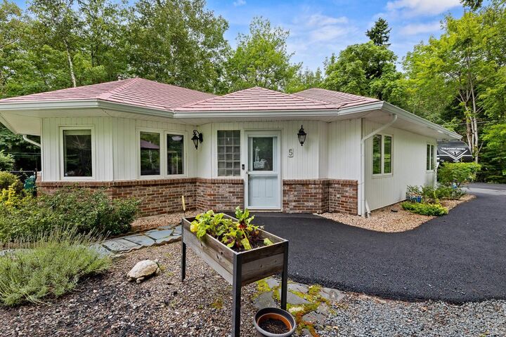 Property Photo:  5 Brackstone Court  NS B4C 4E3 