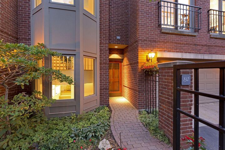 Property Photo:  192 Bank Street SE  MN 55414 