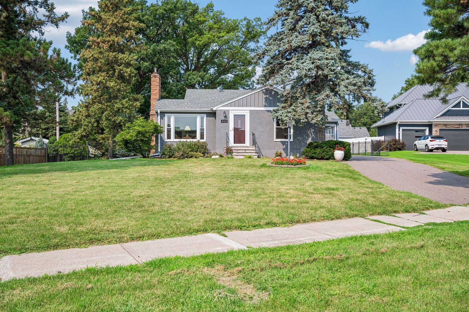 Property Photo:  425 Turners Crossroad N  MN 55422 