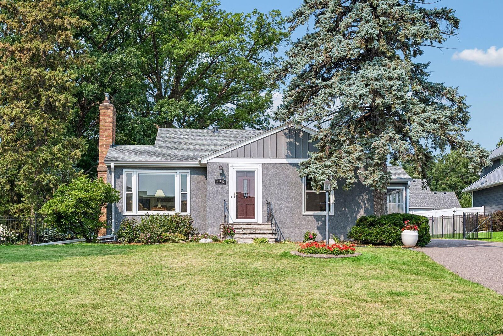 Property Photo:  425 Turners Crossroad N  MN 55422 