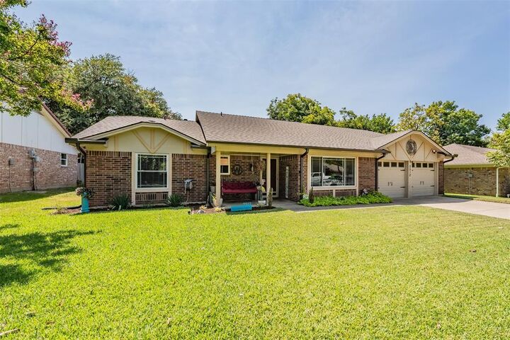 Property Photo: 2512 Glassboro Circle TX 76015