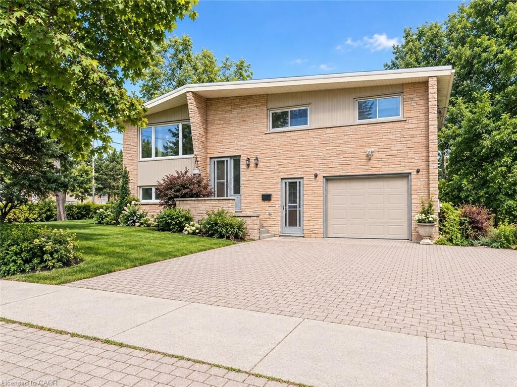 Property Photo:  580 Forest Hill Drive Upper  ON N2M 4H7 