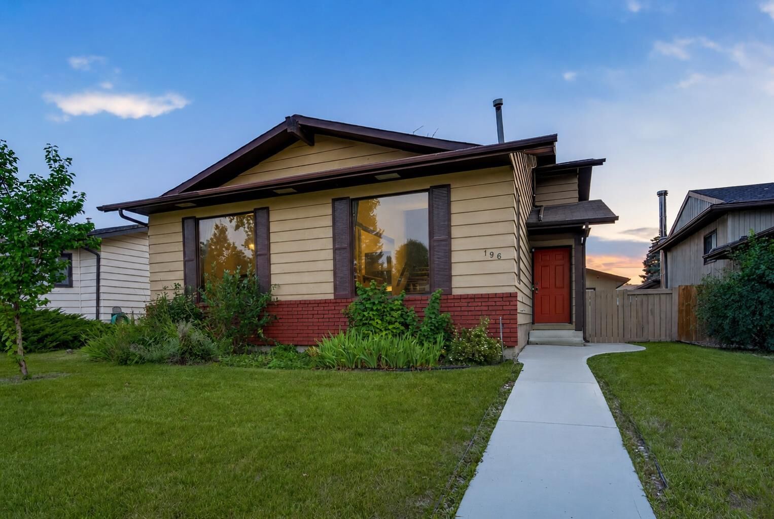 Property Photo: 196 Suncrest Way SE AB T2X 1W4