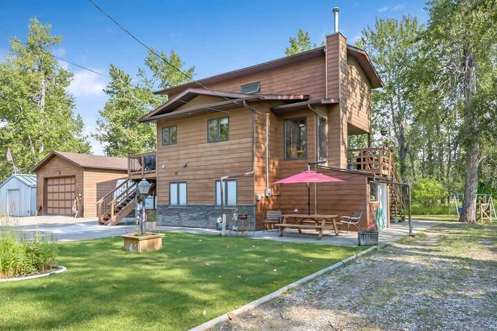 Property Photo:  652 North Royalite Way NE  AB T0L 2A0 