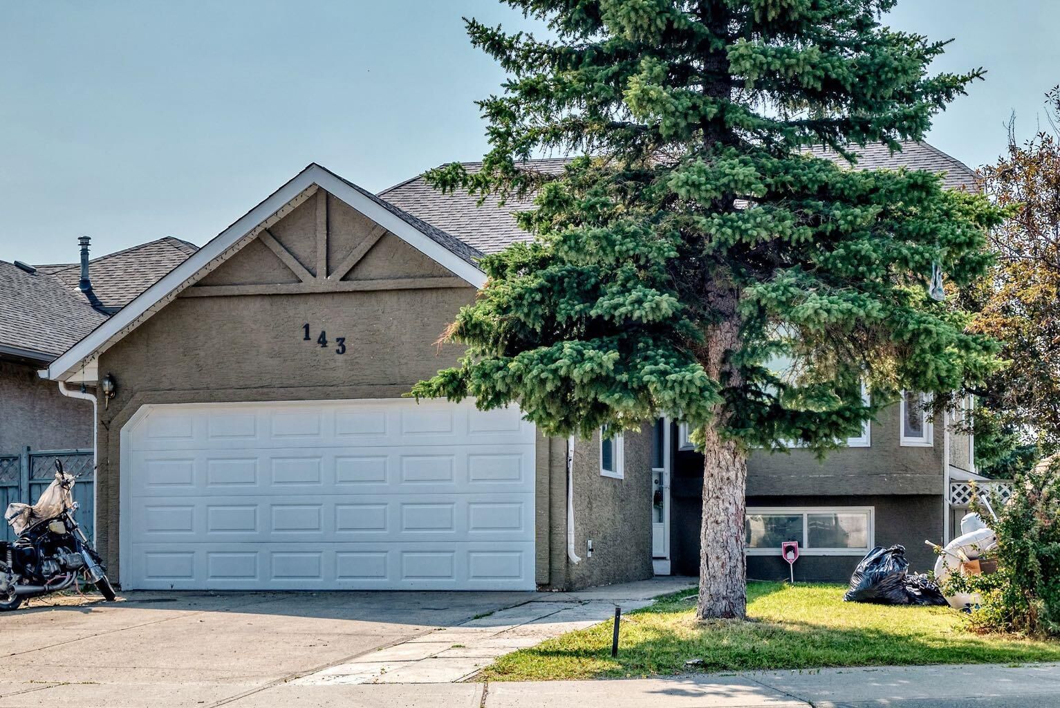 Property Photo: 143 Applewood Drive SE AB T2A 7B8