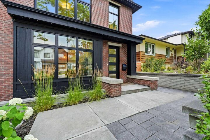 Property Photo:  2820 36 Street SW  AB T3E 3A1 