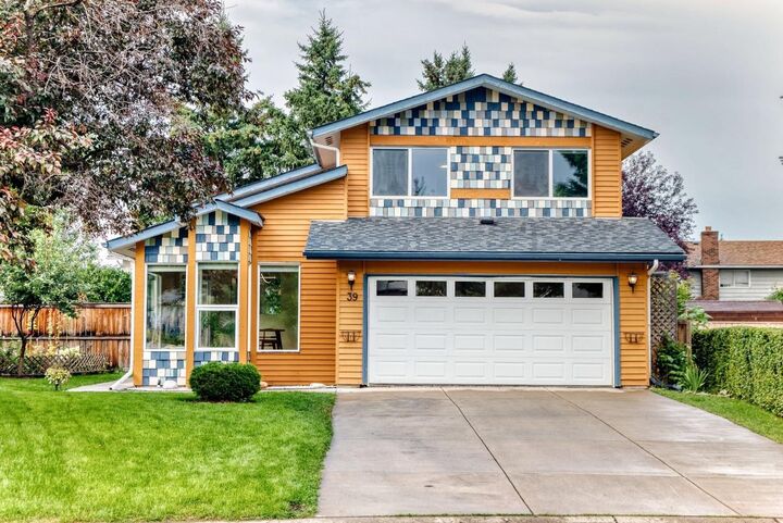 39 Woodfield Crescent SW — photo 1