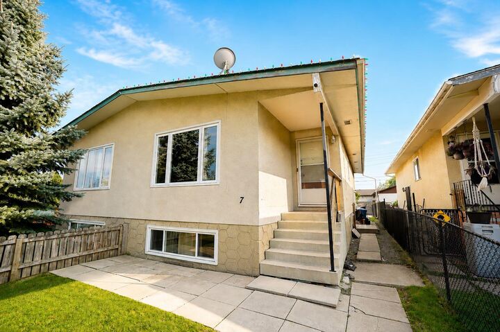 Property Photo: 7 Dovercliffe Way SE AB T2B 1W5
