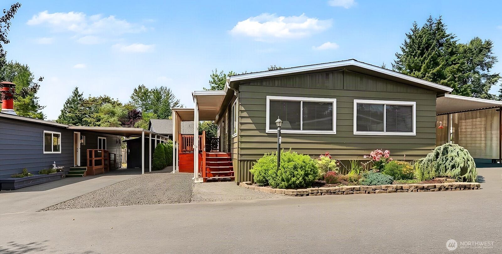 Property Photo: 1121 244th Street SW 6 WA 98021
