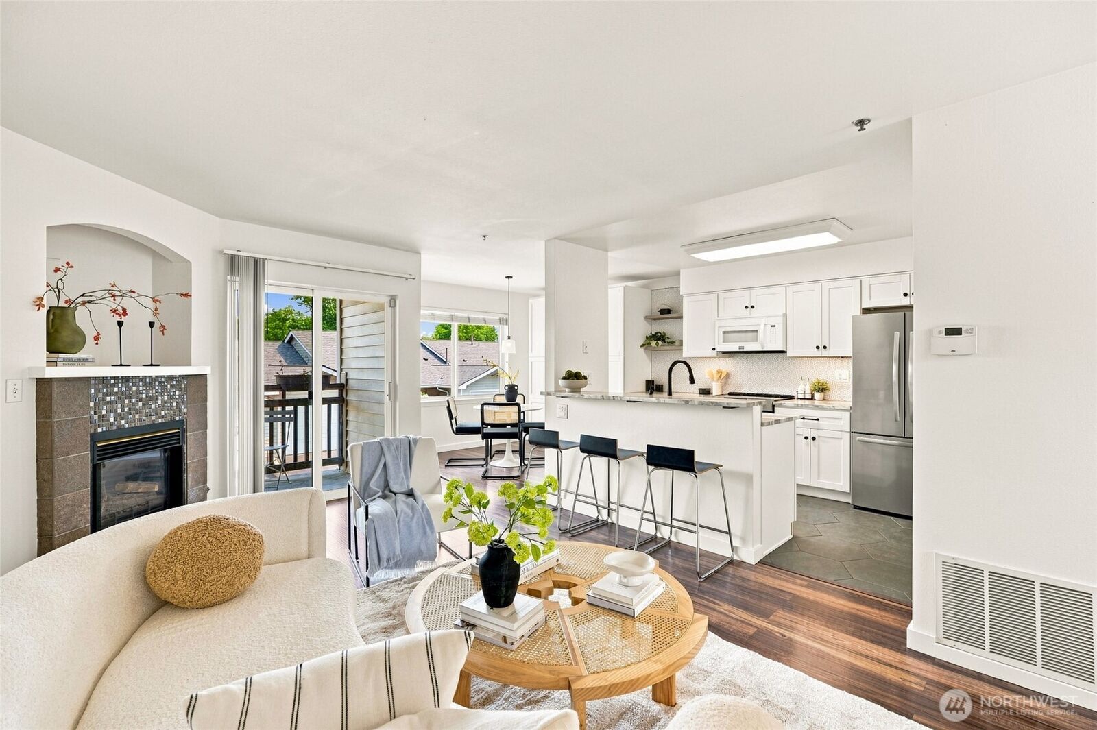 Property Photo: 901 E Marine View Drive 104 WA 98201