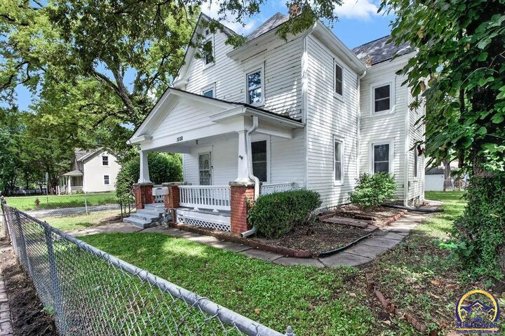 Property Photo:  1100 SW Macvicar Ave  KS 66604 