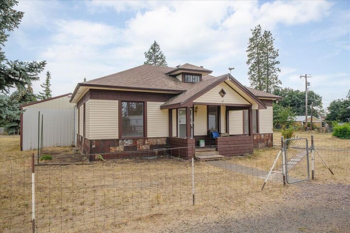 Property Photo: 924 E Ladd St WA 99022