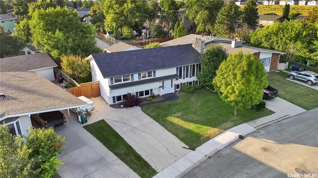 Property Photo:  541 Guelph Crescent  SK S7H 4R3 