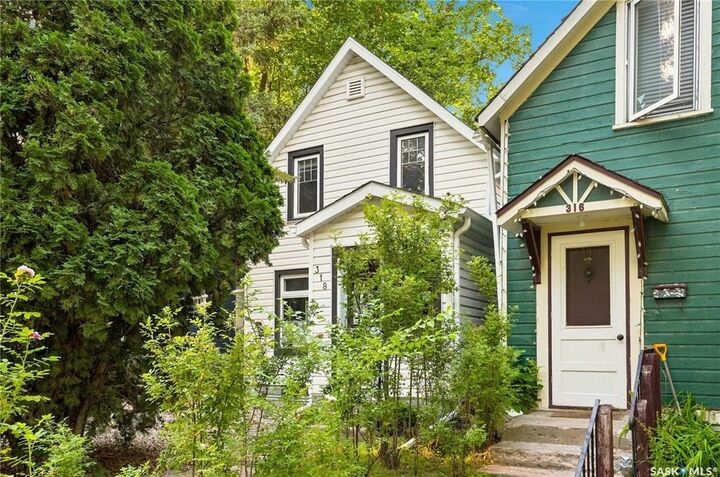 Property Photo:  318 27th Street W  SK S7L 0J6 