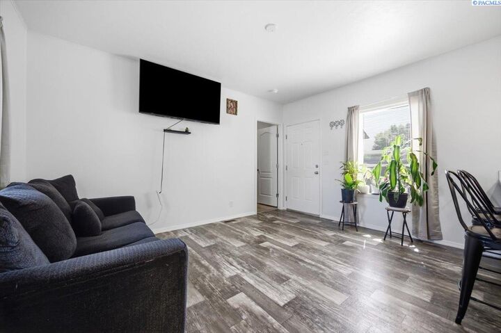 Property Photo: 2021 Mahan Ave #G4 WA 99354
