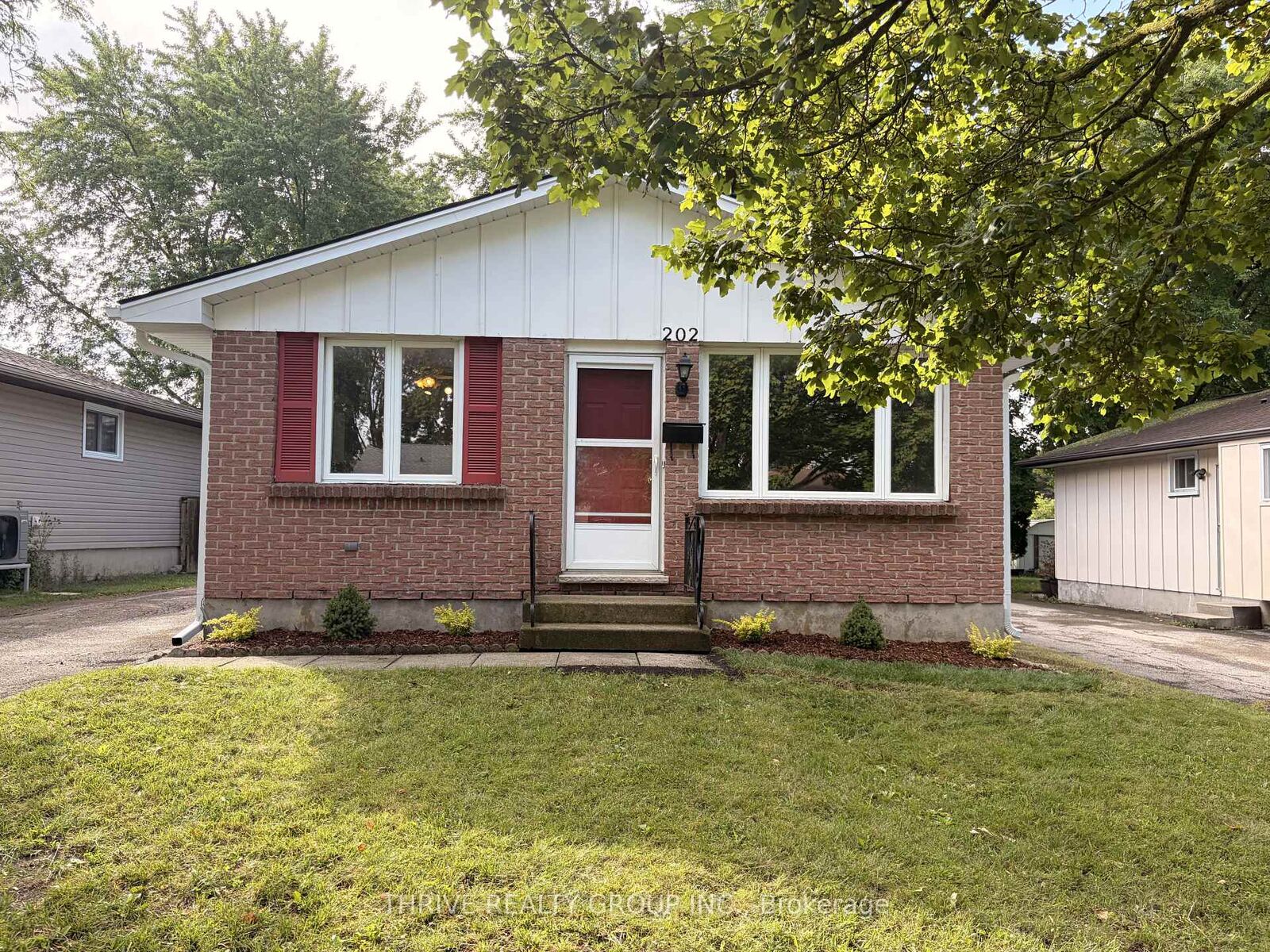 Property Photo: 202 Muriel Crescent ON N6E 2K6