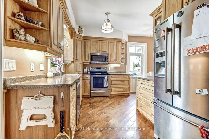 Property Photo:  166 Dundas Street W  ON N0M 2M0 