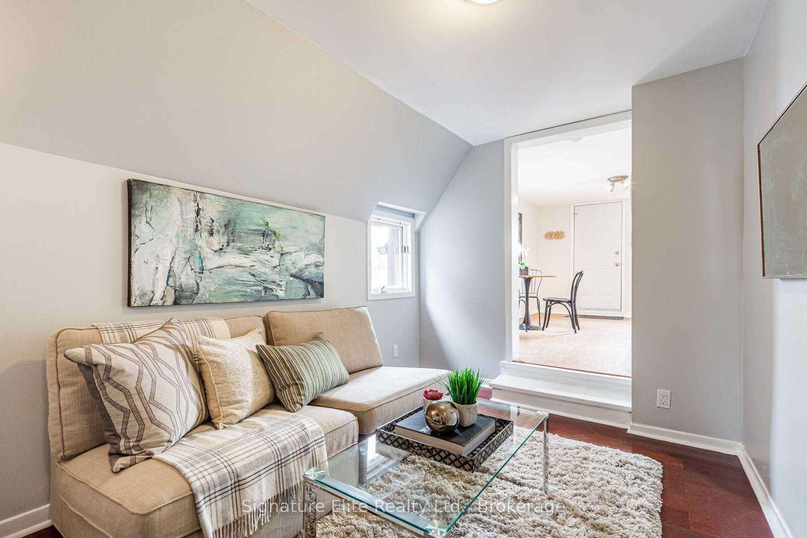 Photo de la propriété: 393 Westmoreland Avenue N Upper ON M6H 3A6