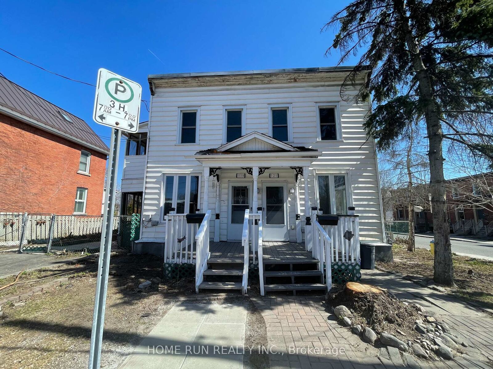 Property Photo:  121 Concord Street E  ON K1S 0Y9 