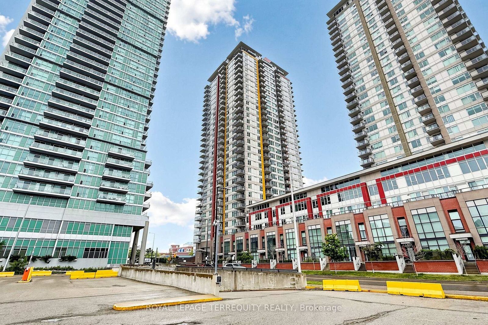Property Photo: 25 Town Centre Court 2105 ON M1P 0B4