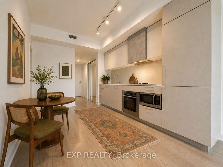 Property Photo:  19 Western Battery Road 811  ON M6K 3S4 