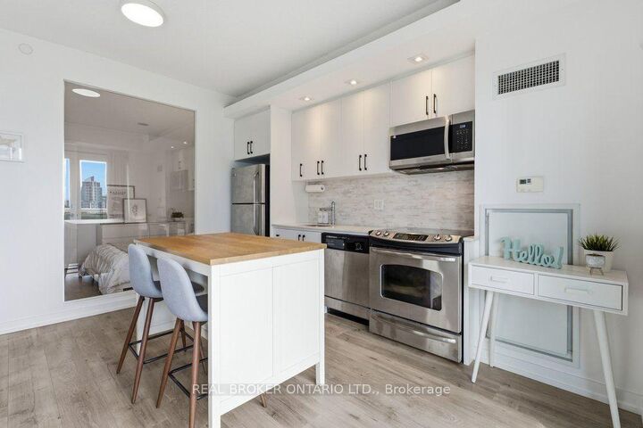 Property Photo:  165 Legion Road N 825  ON M8Y 0B3 