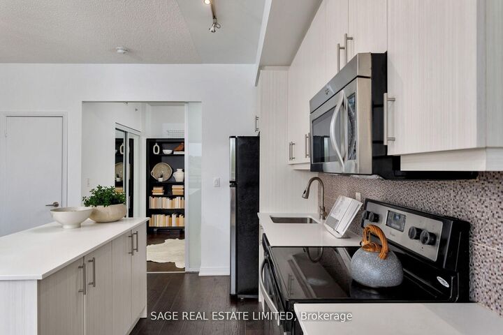 Property Photo: 760 The Queensway N/A 401 ON M8Z 0E1