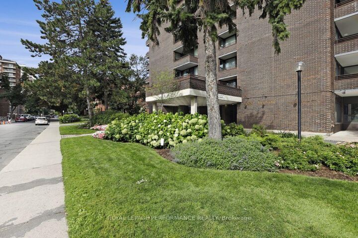 Property Photo: 71 Somerset Street W 1801 ON K2P 2G2