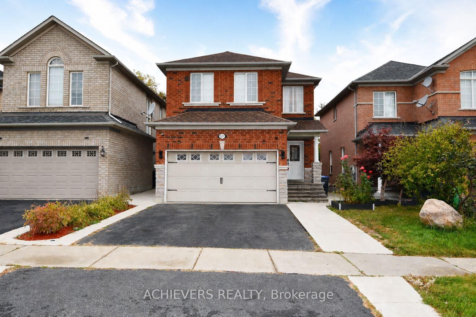 Property Photo: 521 Navigator Drive ON L5W 1P5