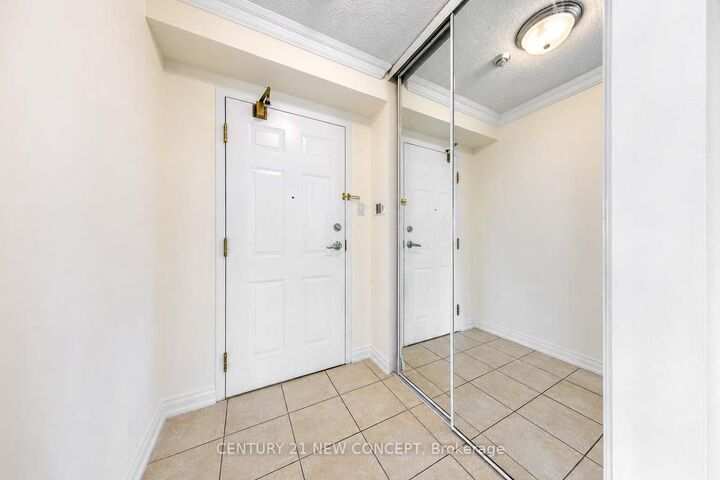 Property Photo:  250 Webb Drive 604  ON L5B 3Z4 