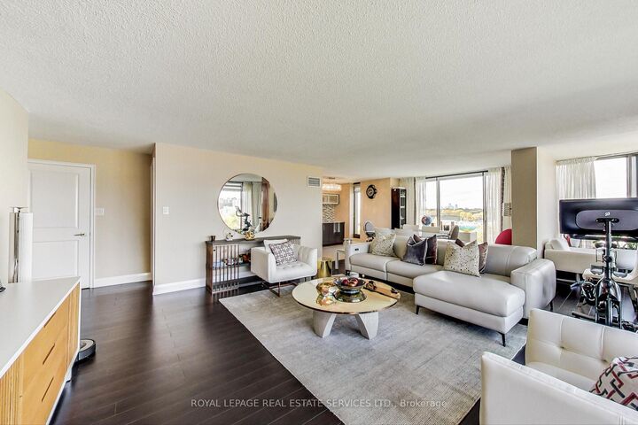 2045 Lake Shore Boulevard W 1110 — photo 1