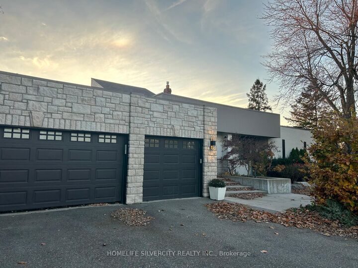 Property Photo: 37 Michelangelo Boulevard ON L6P 0H1
