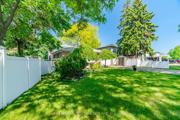 Property Photo: 3673 Fieldgate Drive ON L4X 2J8