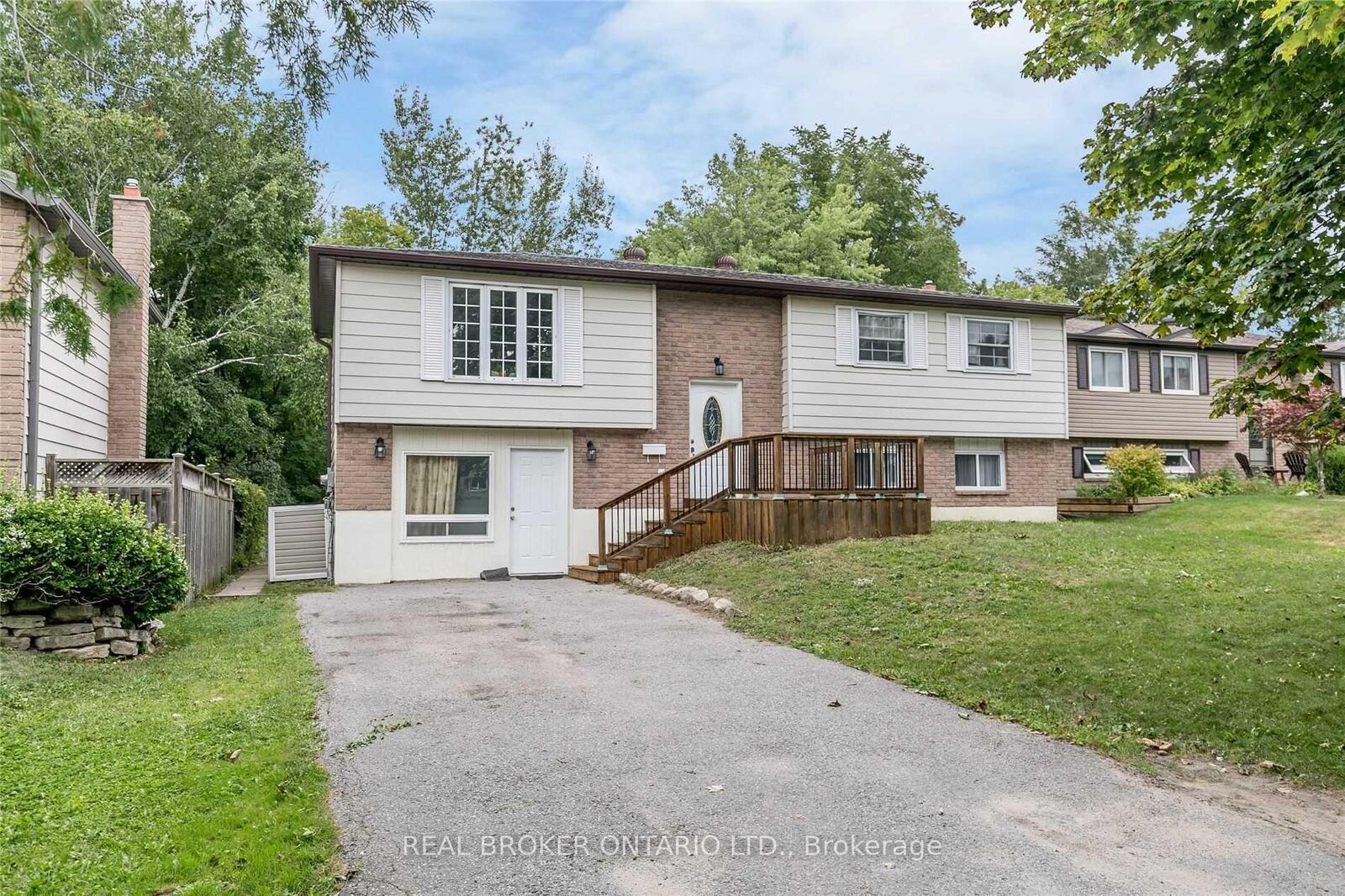 Property Photo:  18 Chippawa Court Upper  ON L4M 5N8 
