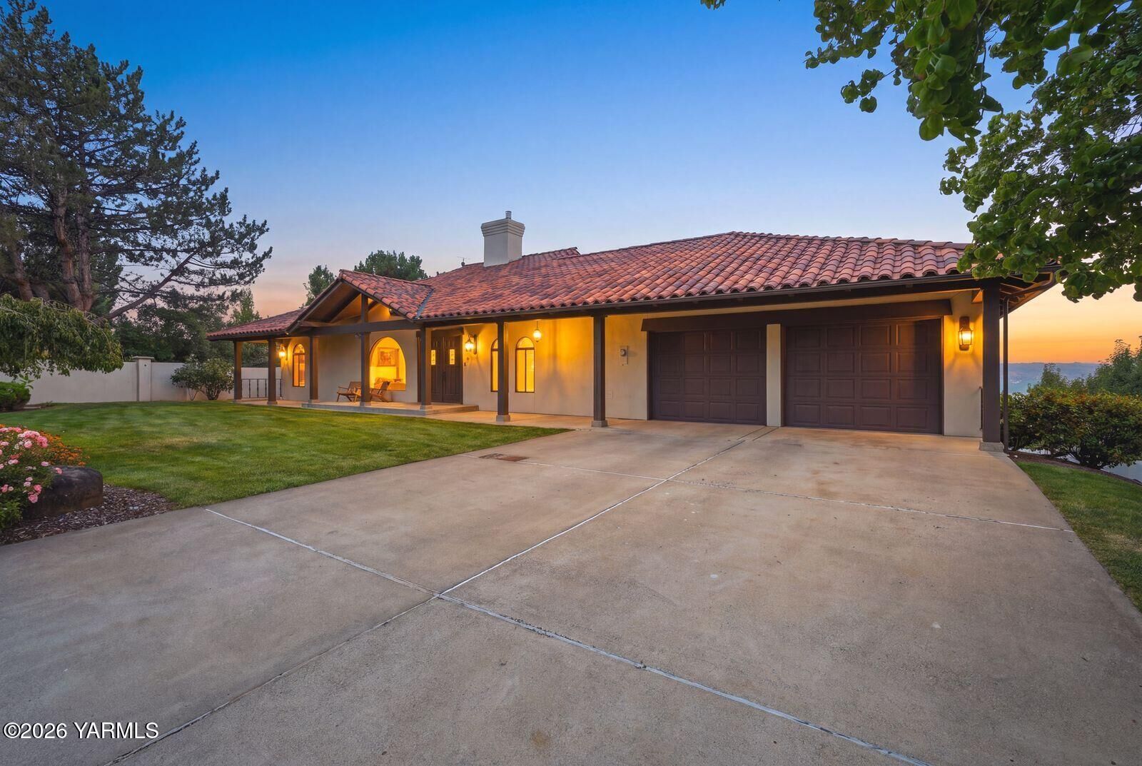 Property Photo:  530 Brown Ln  WA 98942 