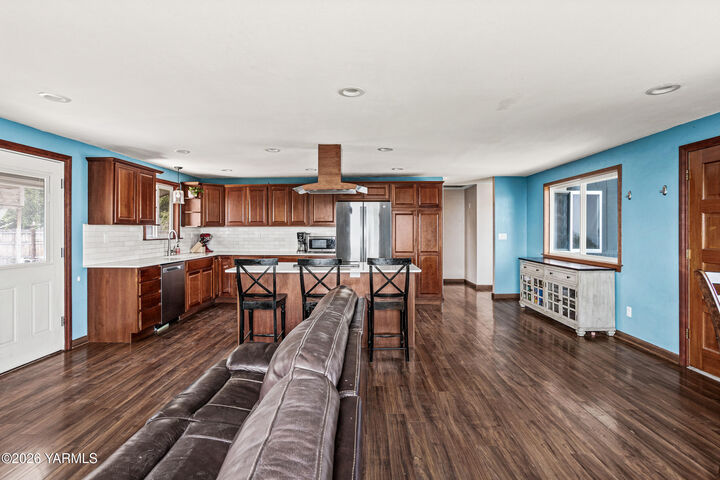 Property Photo:  70 Herlou Dr  WA 98942 