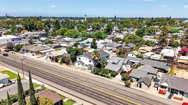 Property Photo: 423 427 E Lodi Avenue CA 95240