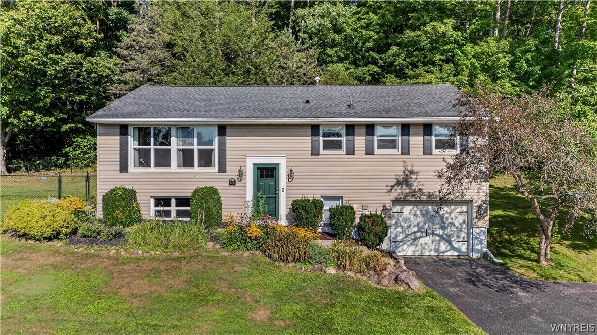 Property Photo:  8711 S Greenbriar  NY 14025 