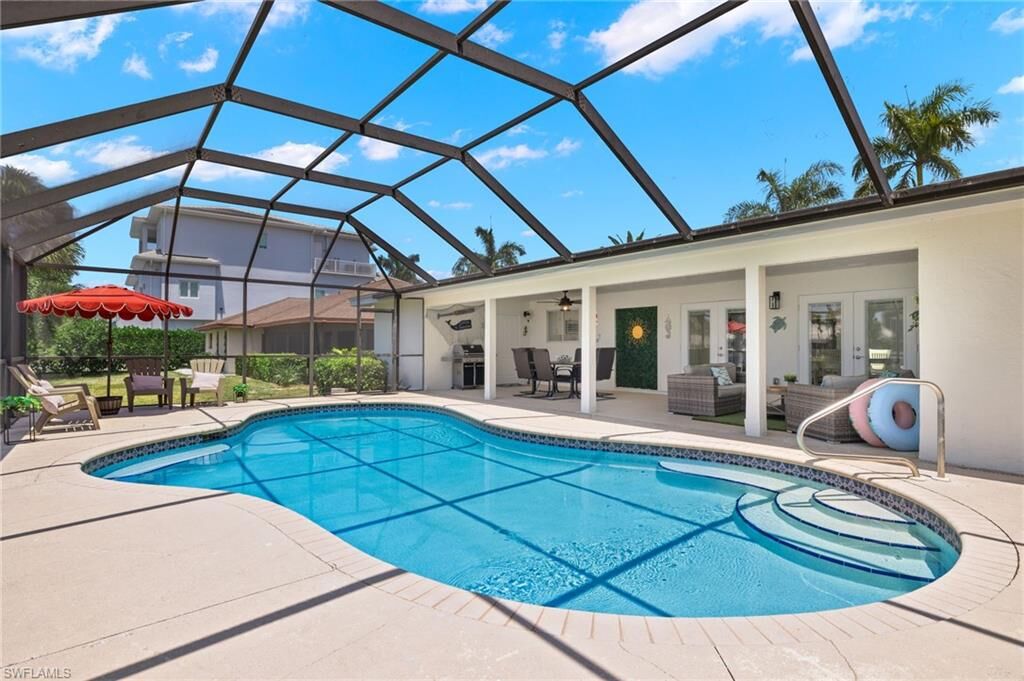 Property Photo: 482 Tradewinds Ave FL 34108