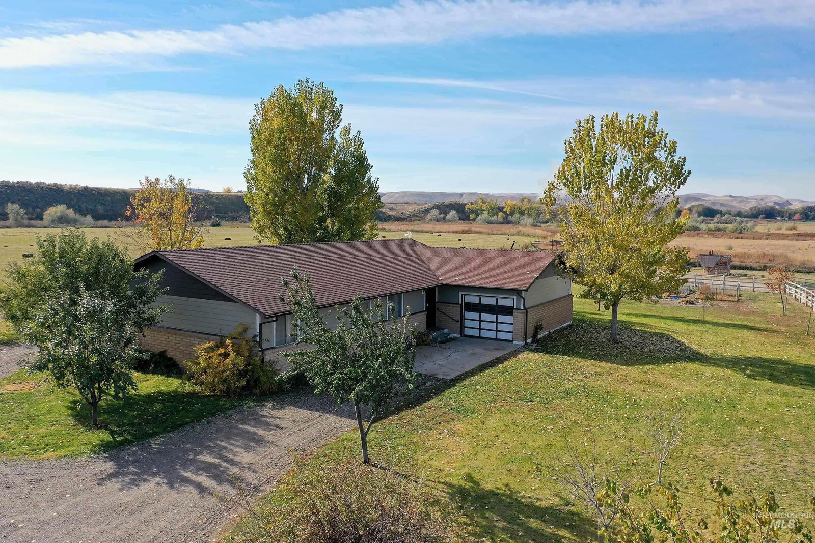 Property Photo:  425 W Peach Rd  OR 97914 