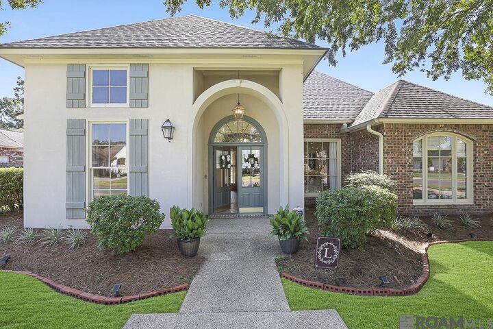Property Photo: 1624 Plantation Oaks Dr LA 70810