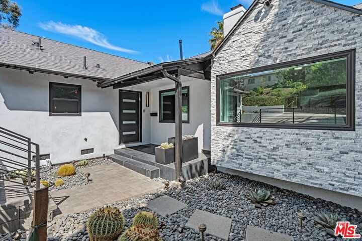 Property Photo:  3304 Shelby Dr  CA 90034 