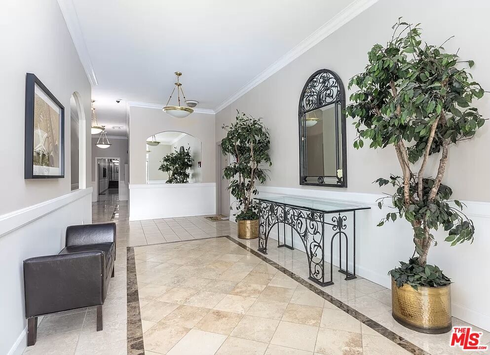 Property Photo: 511 San Vicente Blvd, Unit 107 CA 90402