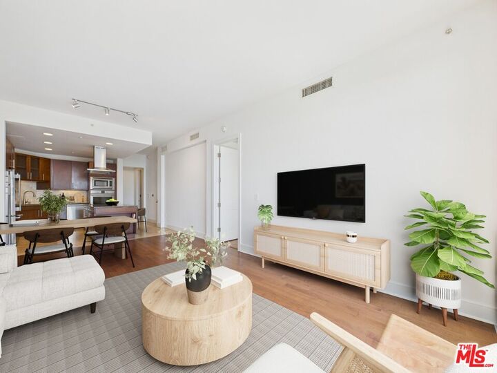 Property Photo:  10700 Wilshire Blvd, Unit 706  CA 90024 